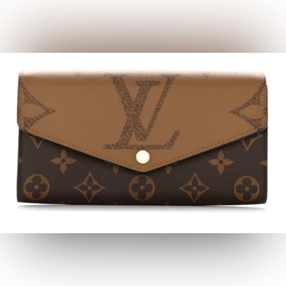 LOUIS VUITTON
Reverse Monogram Sarah Wallet - Picture 4 of 9